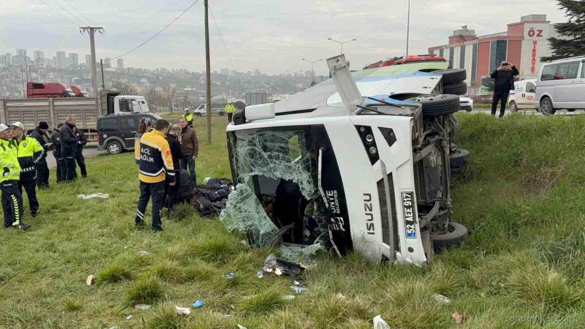 Samsun'da Robot Yarışmasından Dönen Öğrencileri Taşıyan Midibüs Devrildi
