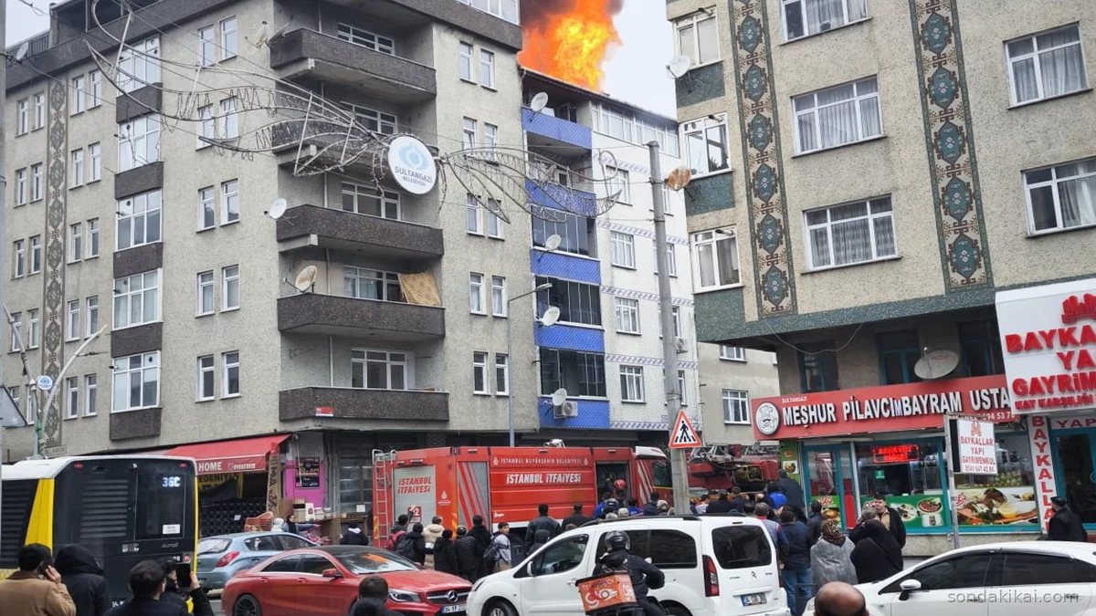 Sultangazi'de Çatı Katı Alevlere Teslim: Mahallede Korku Dolu Anlar